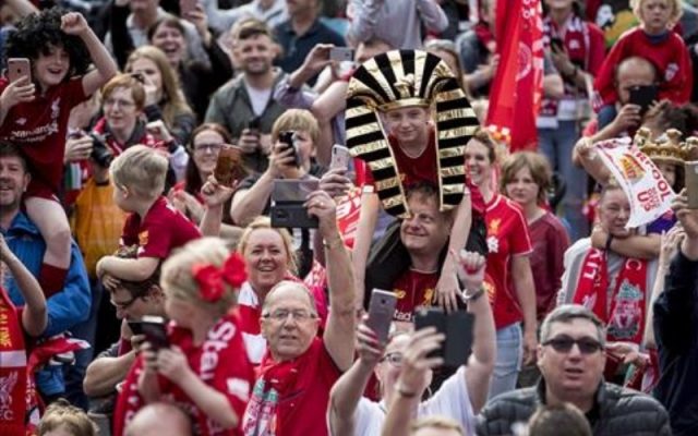 Sự cuồng nhiệt của người hâm mộ tại các điểm fanzone xung quanh sân vận động