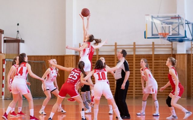 Cách phòng ngự 1v1 hiệu quả trong thi đấu bóng rổ