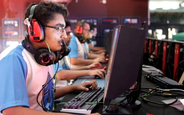 Game thủ tham gia game Epost thực tế tại trung tâm