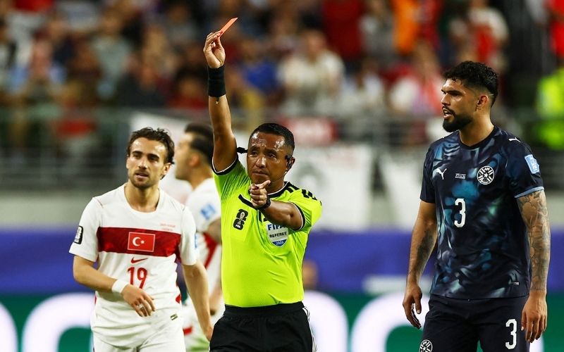 Những pha phạm lỗi thô bạo dẫn đến thẻ đỏ trực tiếp kỳ World Cup 2026